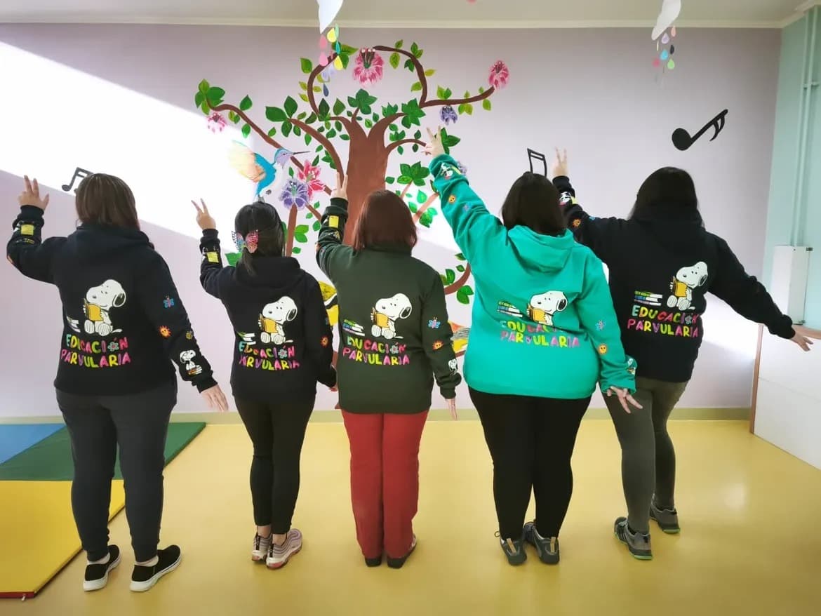Polerones Snoopy de colores para equipo de educadoras